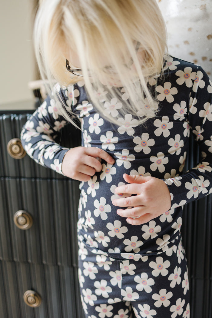 COZYS x DANIELLE EILERS CHARCOAL DAISIES | LONG SLEEVE