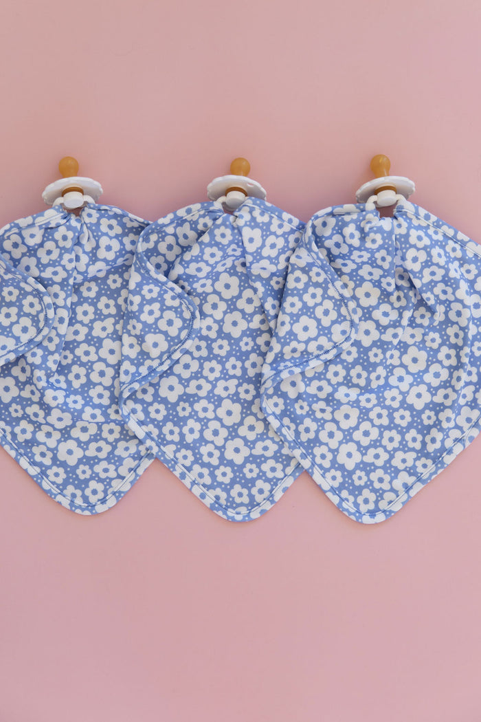 DUSTY BLUE DAISIES | LOVIE
